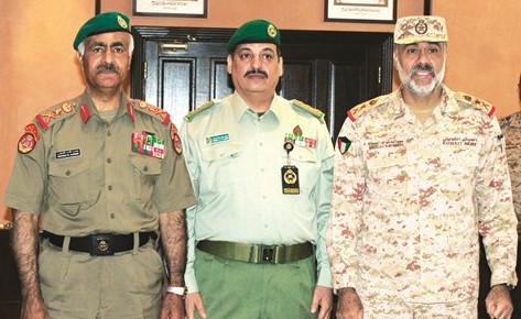 الفريق الركن محمد الخضر والفريق الركن عبدالله النواف مع النقيب مزعل السعيد﻿
