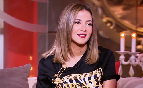 بالفيديو.. دنيا سمير غانم تقلد أصالة وأحلام وأنغام .. وعمرو اديب يكافئها بـ 400 جنيه