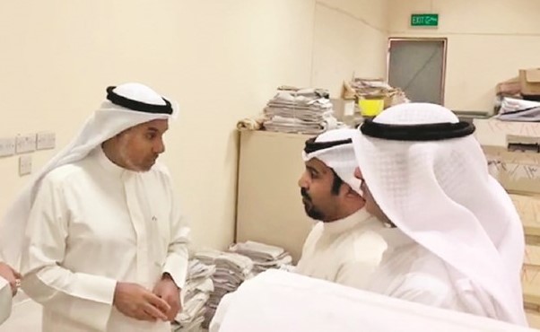 فهد الشعلة متفقدا أرشيف بلدية العاصمة ﻿