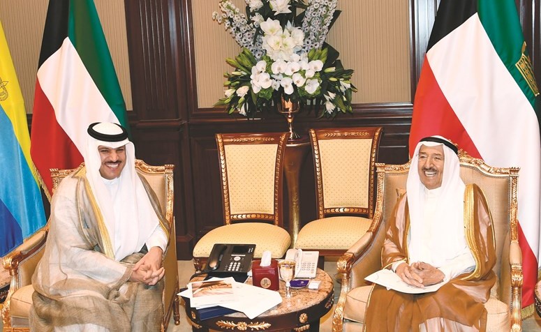 صاحب السمو الأمير الشيخ صباح الأحمد مستقبلا محافظ البنك المركزي د.محمد الهاشل	(كونا)﻿