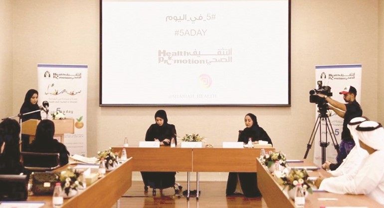 إيمان سيف وميسون الحوسني خلال المؤتمر﻿