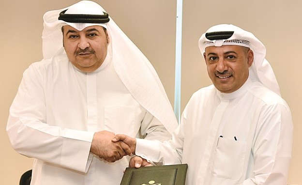 أحمد الموسى وخالد المضف بعد توقيع عقد الرعاية﻿