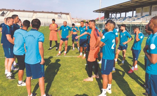 الجهاز الفني يوجه لاعبي السالمية قبل بدء التدريب الصباحي 	(المركز الإعلامي بنادي السالمية)﻿