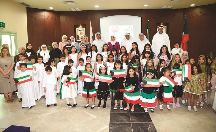  الزميل عدنان الراشد وفيصل مقصيد وعبدالعزيز المشاري ورجاء جاسم ومريم سالمين وطيبة الرويح مع الأطفال المشاركين	(احمد علي)﻿