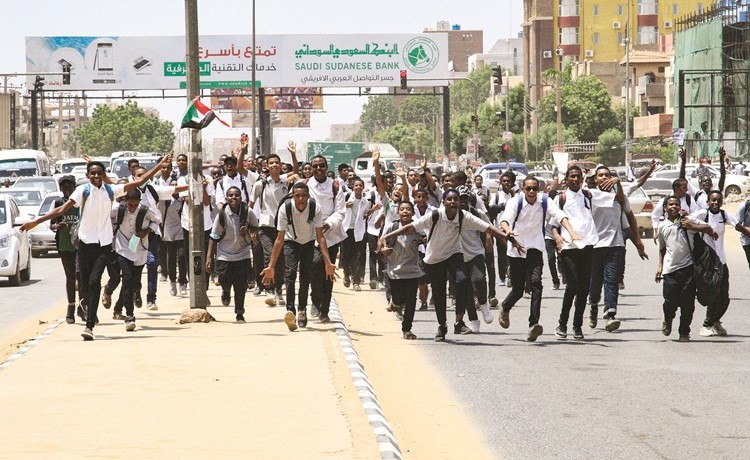 جانب من المظاهرات الطلابية في الخرطوم امس 	(أ.ف.پ)﻿