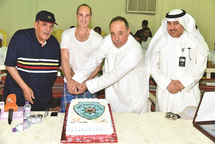 اللواء فهد الفهد وناصر قدومي ونائب القنصل الأسترالي بول ماكيكرن لدى قطع كعكة الاحتفال 					(محمد هنداوي)﻿