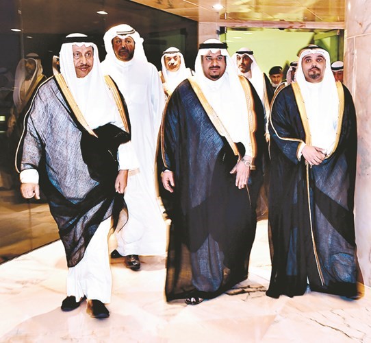 الأمير محمد بن عبدالرحمن والقائم بالأعمال بسفارة الكويت يوسف التنيب لدى استقبالهم ممثل الأمير سمو الشيخ جابر المبارك﻿