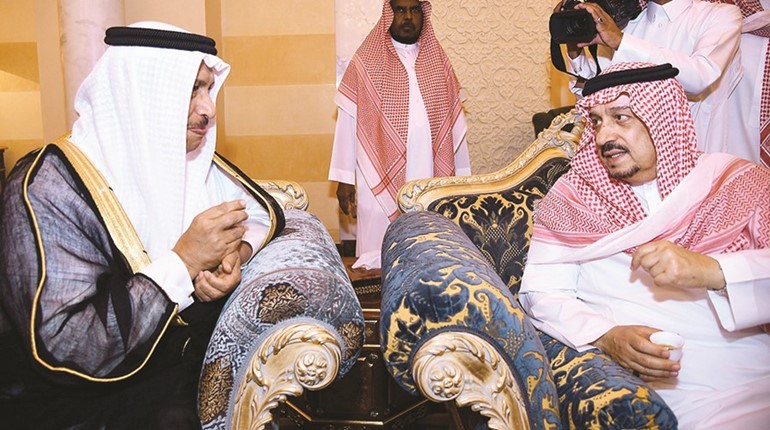 ممثل صاحب السمو سمو الشيخ جابر المبارك مقدما واجب العزاء بوفاة الأمير بندر بن عبدالعزيز﻿