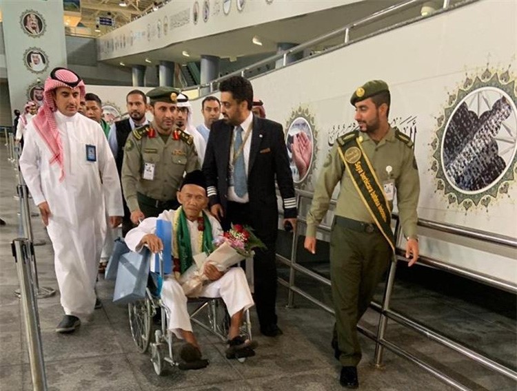 بالفيديو.. لحظة وصول المعمر الإندونیسي "أوھي عیدروس" لمطار جدة لأداء فریضة الحج