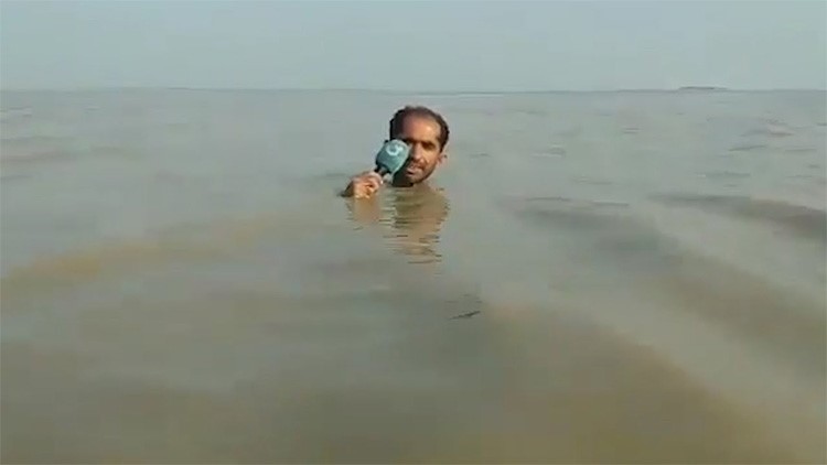 بالفيديو.. مراسل باكستاني یقدم تقریر الطقس وسط میاه الفیضان