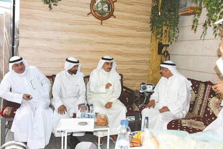 م.أحمد المنفوحي متحدثا مع عدد من أهالي السالمية 	(زين علام)﻿