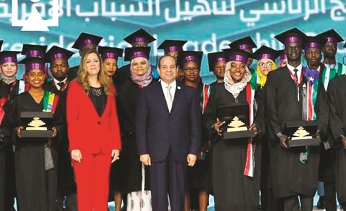 الرئيس السيسي متوسطا خريجي الدفعة الأولى بالبرنامج الرئاسي لتأهيل الشباب الأفريقي على هامش فعاليات المؤتمر السابع للشباب امس﻿