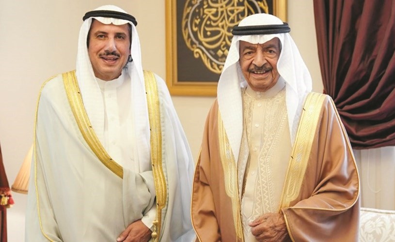 رئيس الوزراء البحريني الأمير خليفة بن سلمان أثناء استقباله السفير الشيخ عزام الصباح﻿
