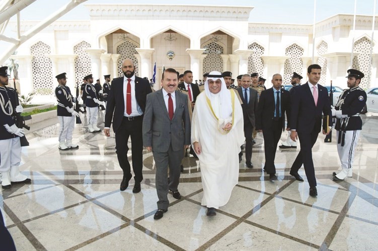 الشيخ خالد الجراح خلال وداعه الفريق د.ياسين الياسري ﻿