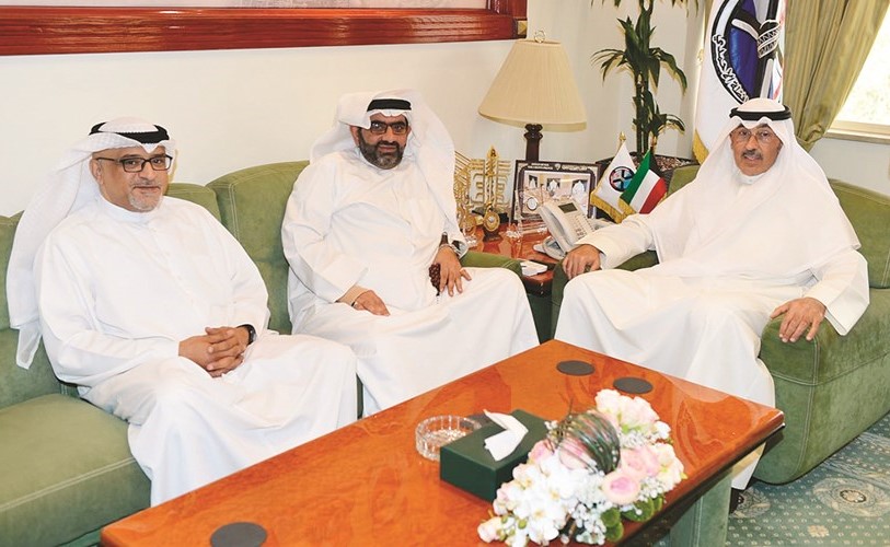 الشيخ فواز الخالد مستقبلا البارون والقطان﻿