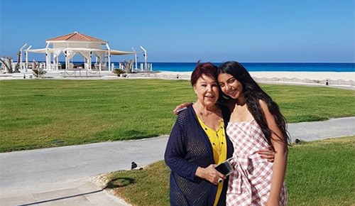 شاهد.. رجاء الجداوي مع حفيدتها على البحر