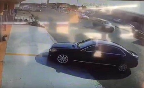 بالفيديو.. لحظة سرقة سيارة من ورشة للفحص بعدما أوهم اللص مالكها أنه يريد شراءها
