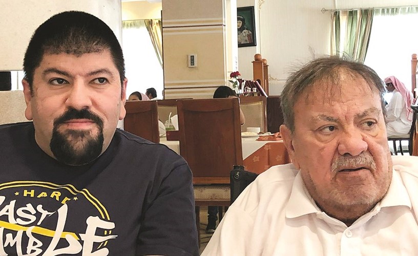 الإعلامي القدير خليل عباس مع نجله عبدالعزيز في رحلة العلاج﻿