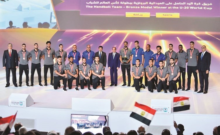 الرئيس المصري عبدالفتاح السيسي يتوسط أعضاء منتخب شباب مصر لكرة اليد ﻿