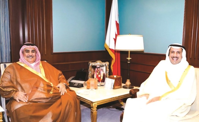 وزير الخارجية البحريني الشيخ خالد بن أحمد خلال استقباله السفير الشيخ عزام الصباح﻿