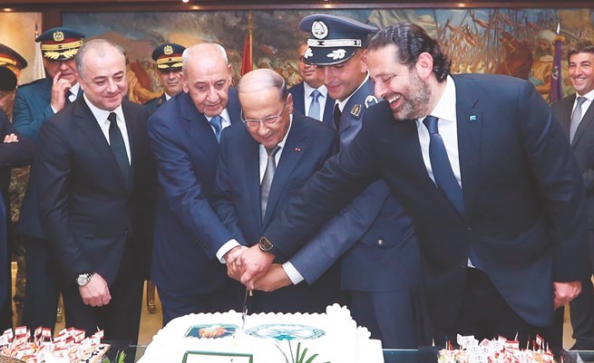 الرؤساء ميشال عون ونبيه بري وسعد الحريري يقطعون كيكة عيد الجيش أمس	(محمود الطويل)﻿