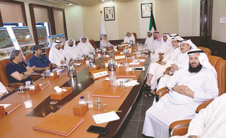 اللواء المتقاعد م. محمود بوشهري خلال اجتماعه مع هيئة الطرق والمختارين﻿
