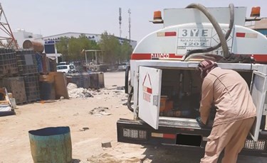 الوافد الآسيوي خلال قيامه ببيع الوقود ﻿