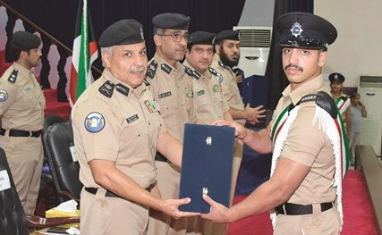 اللواء الشيخ مازن الجراح يسلم احد الخريجين درعا تذكارية﻿
