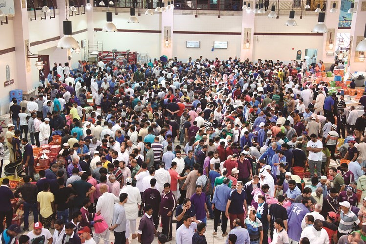 زحام شديد في سوق السمك لشراء الروبيان في أول أيام صيده﻿