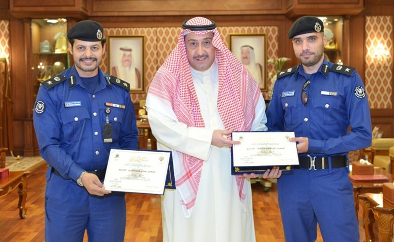  الشيخ فيصل الحمود مكرما ضابطين من مركز إطفاء محافظة الفروانية﻿