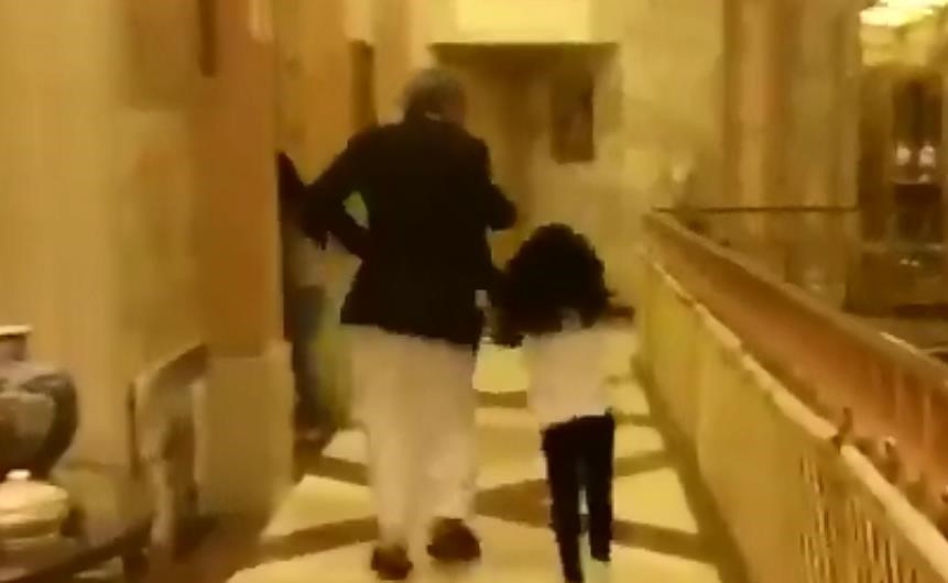 بالفيديو.. الوليد بن طلال ينشر فيديو طريفاً وهو يجري هربا من حفيدته خشية العدوى منها بالزكام