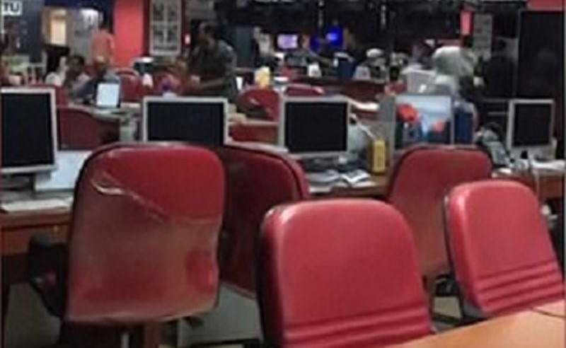 فيديو .. فرار موظفي التلفزيون لحظة زلزال إندونيسيا