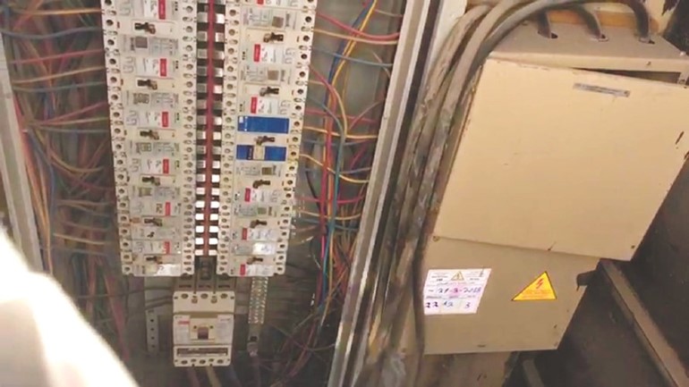 قطع التيار عن منزل مخالف﻿