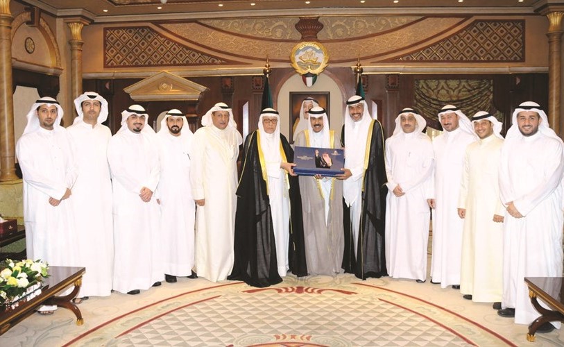 سمو ولي العهد الشيخ نواف الأحمد مع الرئيس الفخري ورئيس وأعضاء مجلس إدارة الجمعية في صورة جماعية ﻿