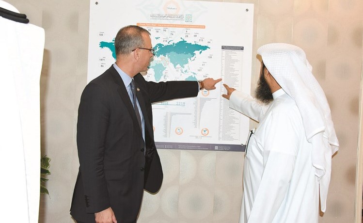 حماد الدوسري يطلع السفير الكندي على إصدار المركز لخارطة مراكز البحوث العالمية﻿