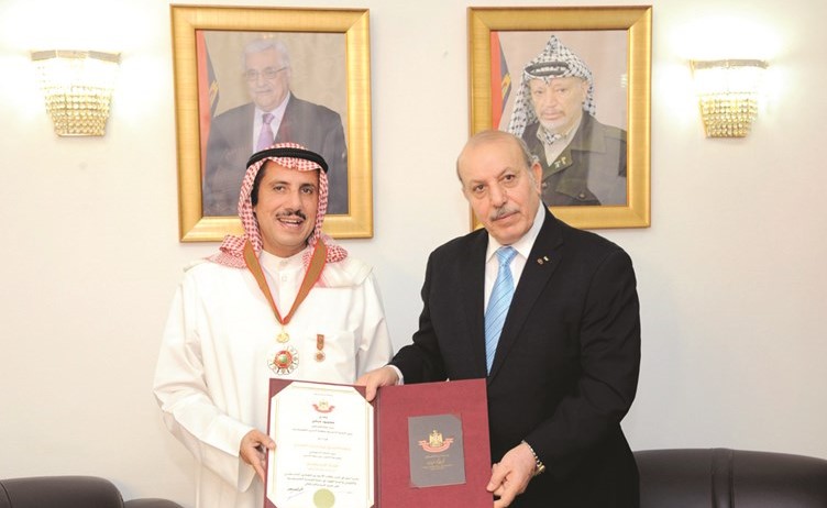 الشيخ عزام الصباح يتسلم الوسام من السفير طه عبدالقادر﻿