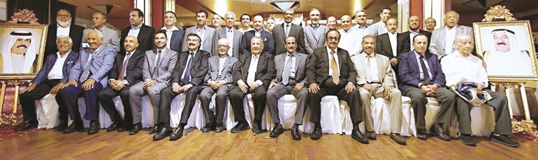 الشيخ د. إبراهيم الدعيج وعلي الغانم وخالد الجارالله وفهد المعجل والسفير سامي السليمان وعبدالعزيز البابطين وعمدة ديفونليبان والحضور خلال الاحتفال بالجالية الكويتية في المدينة ﻿