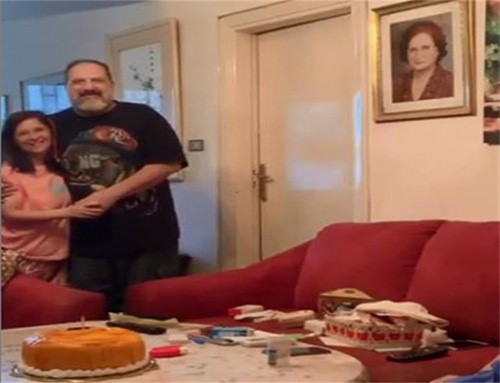 بالفيديو.. خالد الصاوي يرقص ويغني احتفالا بعيد ميلاد شقيقته