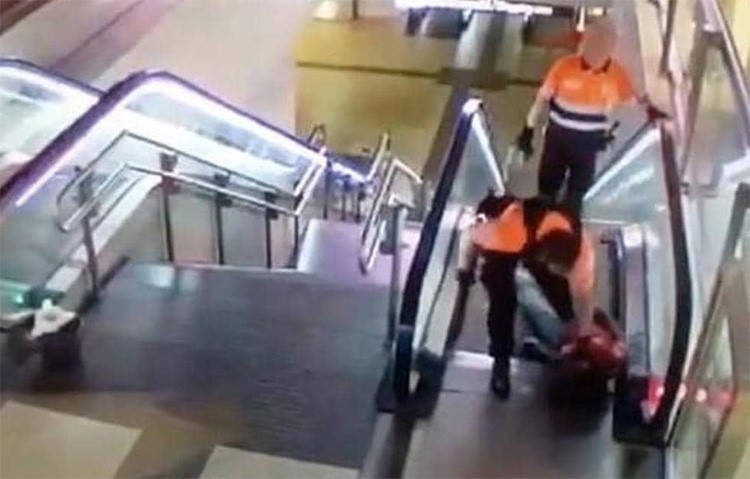 بالفيديو.. رجل أمن يعتدي على مهاجر في أسبانيا.. ويلقى عقابا فوريا