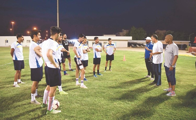 عبدالرحمن العتيبي يوجه لاعبي الساحل قبل بدء التدريب					(محمد هاشم)﻿
