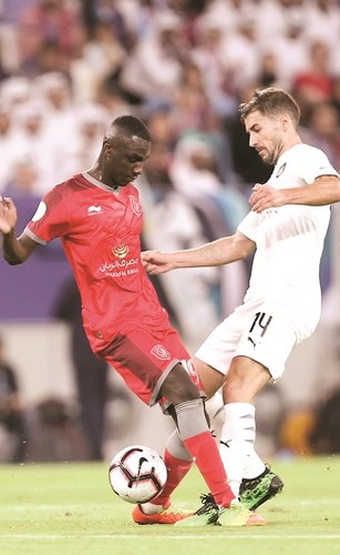 صراع على الكرة بين لاعب السد غابي ولاعب الدحيل المعز﻿