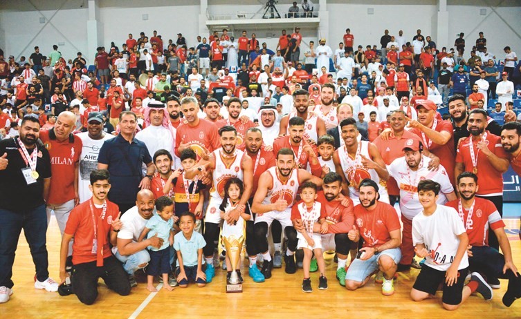 لاعبو المحرق يحتفلون بتتويجهم بكأس السوبر﻿