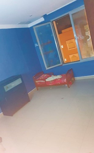 إنقاذ طفل احتُجز خارج شرفة بالثالث