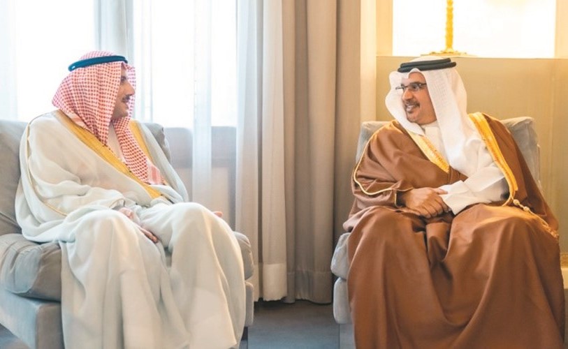ولي العهد البحريني الأمير سلمان بن حمد آل خليفة خلال لقائه السفير الشيخ عزام الصباح﻿