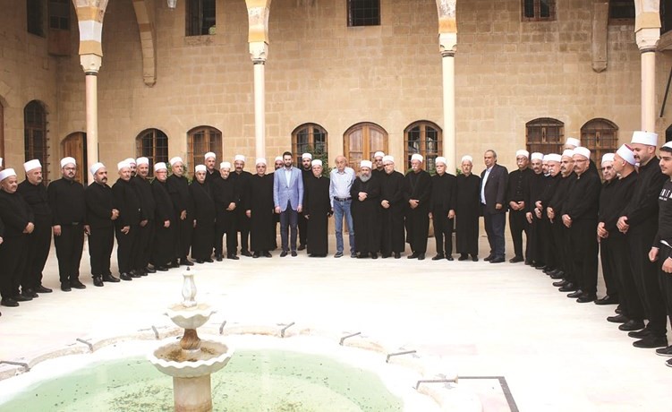 رئيس الحزب التقدمي الاشتراكي وليد جنبلاط مستقبلا في قصر المختارة وفدا من مشايخ ﻿﻿مؤسسة العرفان التوحيدية					( محمود الطويل) ﻿