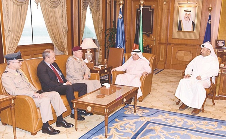 الشيخ خالد الجراح خلال استقباله الفريق السير جون غوردون بحضور السفير البريطاني﻿