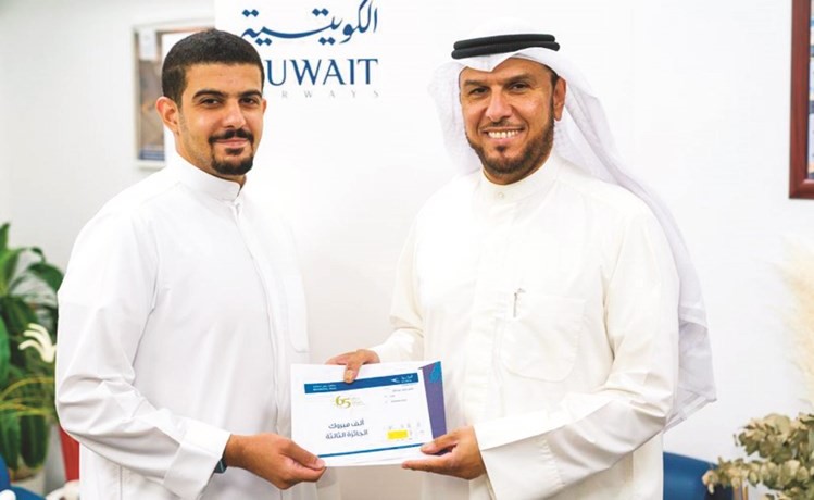 العنزي مقدما الجائزة للفائز بالمركز الثالث ناصر عبدالله﻿