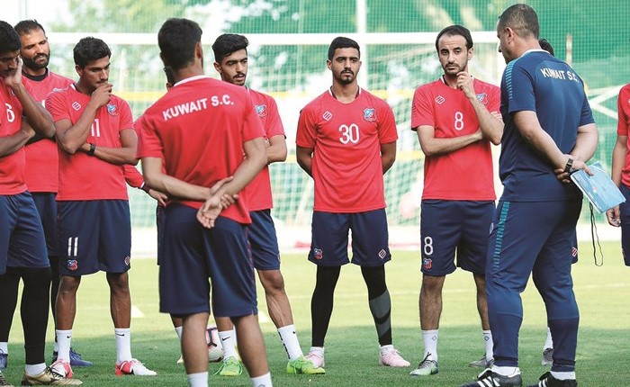 مدرب الكويت حسام السيد يوجه اللاعبين في التدريبات الأخيرة ببراغ 	(المركز الإعلامي بنادي الكويت)﻿