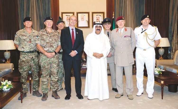 الشيخ مشعل الأحمد متوسطا الفريق السير جون لوريمر والسفير مايكل دافنبورت والوفد المرافق﻿