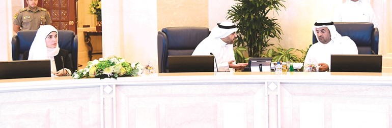 د.نايف الحجرف ومحمد الجبري ود.جنان بوشهري خلال الاجتماع ﻿